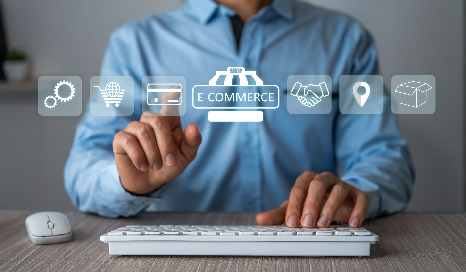 Conceptos de comercio electrónico. Un hombre usa la computadora para comprar productos únicos de una tienda en línea