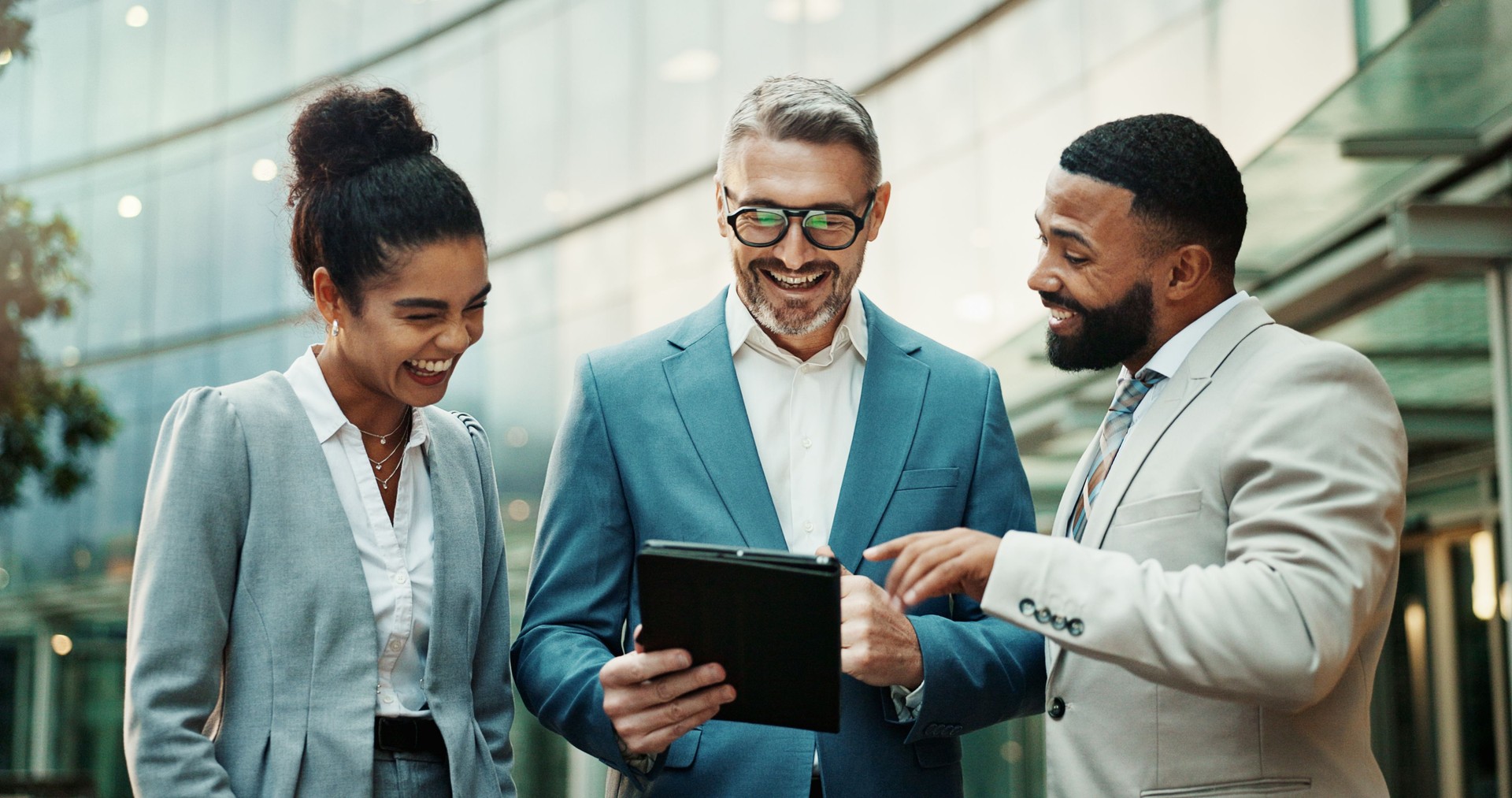 Negocios, personas y sonrisa con tableta en la ciudad al aire libre para correo electrónico para buenas noticias, trabajo en equipo y colaboración. Empleados, comunicación y revisión o retroalimentación con asociación y discusión como abogados